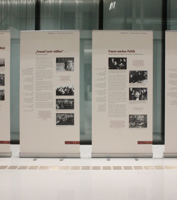 Ausstellungstafeln zum Frauenwahlrecht
