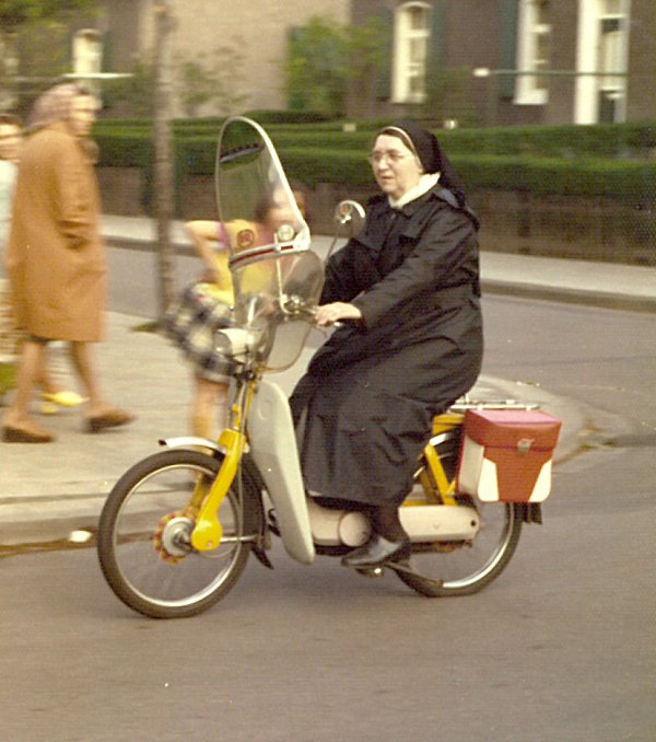 Schwester Kunigunde auf dem Moped