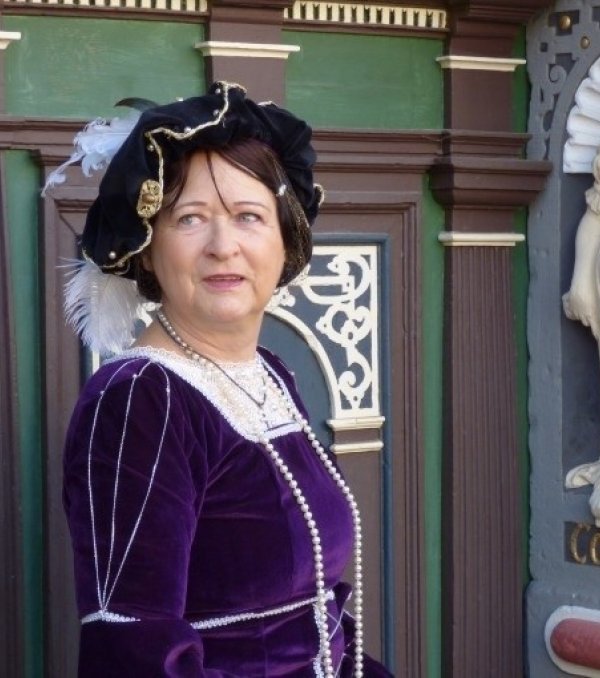 Sabine Lohmann als Herzogin Elisabeth